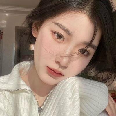玻璃橱窗中的姑娘